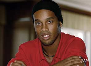 Ronaldinho piensa en ganar el campeonato.